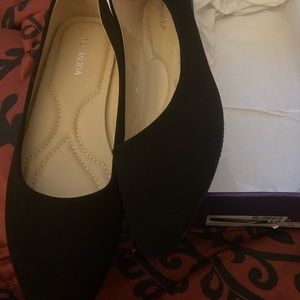 Brand new slightly pointy black flats